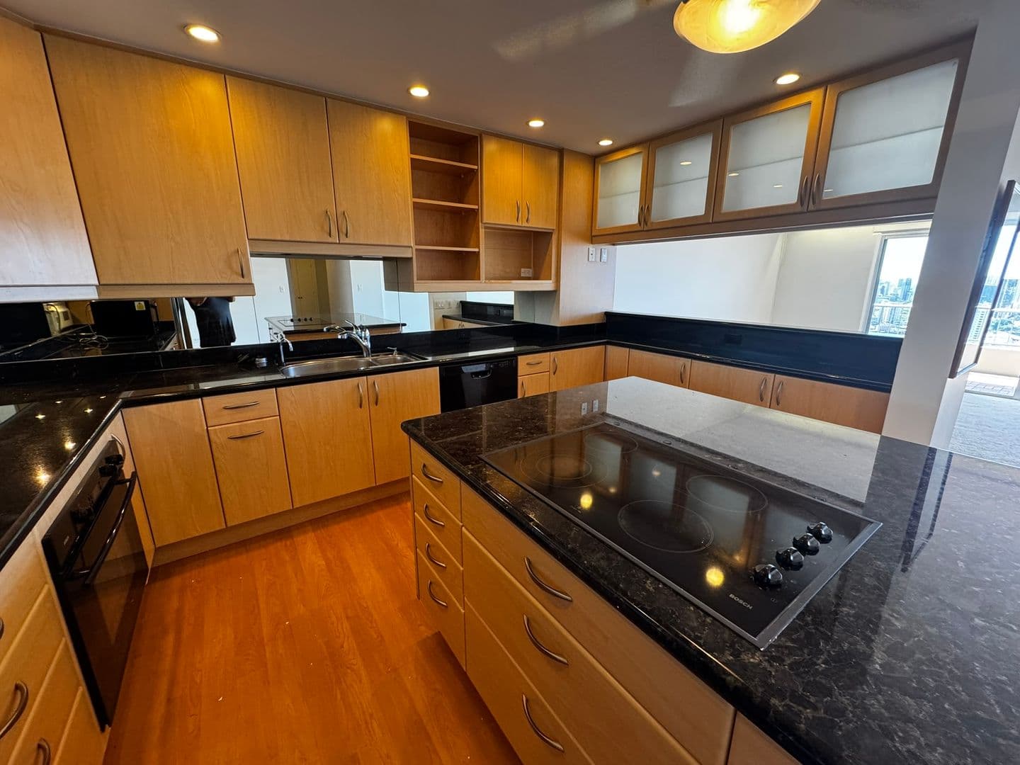 Honolulu Condo: 999 Wilder Ave #1403