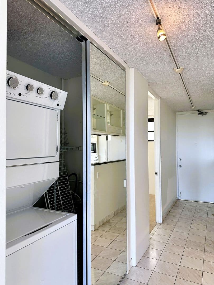 Honolulu Condo: Kahala Towers