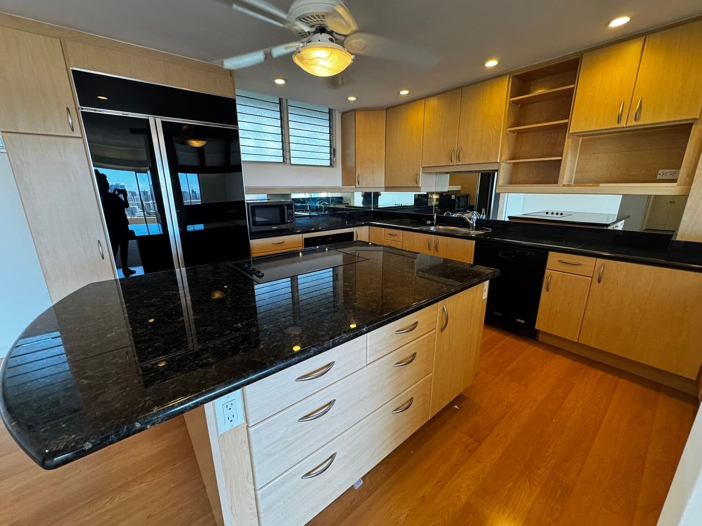 Honolulu Condo: 999 Wilder Ave #1403