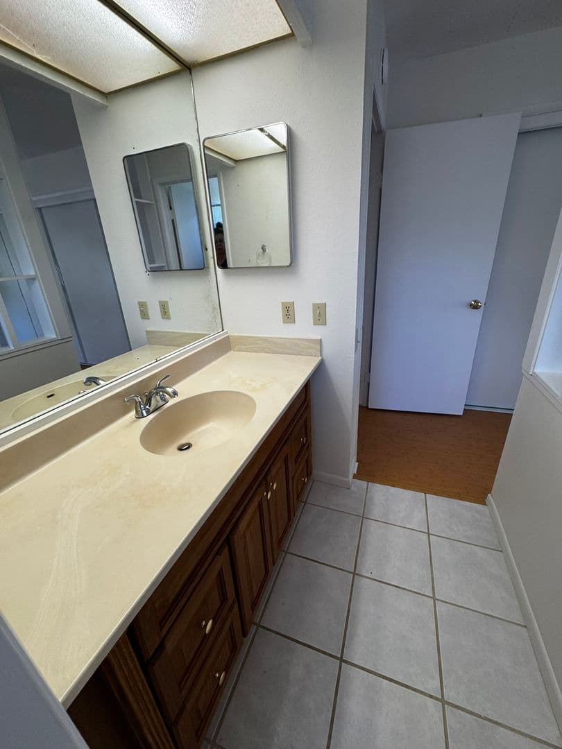 Honolulu House: 598 Hahaione Street #1G