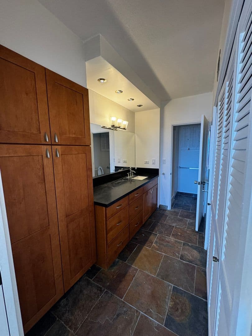 Honolulu Condo: 999 Wilder Ave #1403