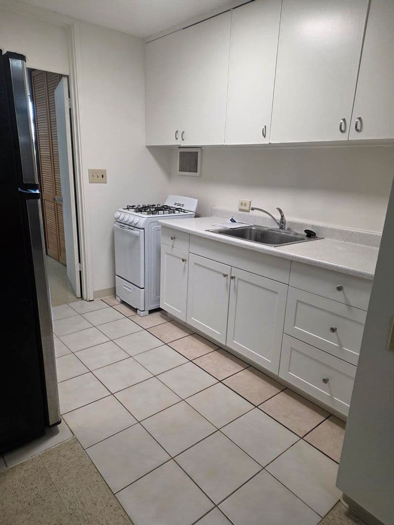 Honolulu Apartment: 1533 Liholiho St.