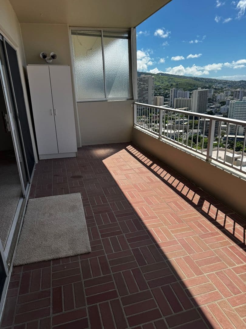Honolulu Condo: 999 Wilder Ave #1403