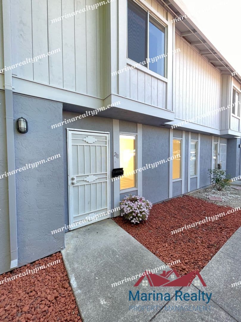 Fairfield Townhome: 211 Del Luz Ct