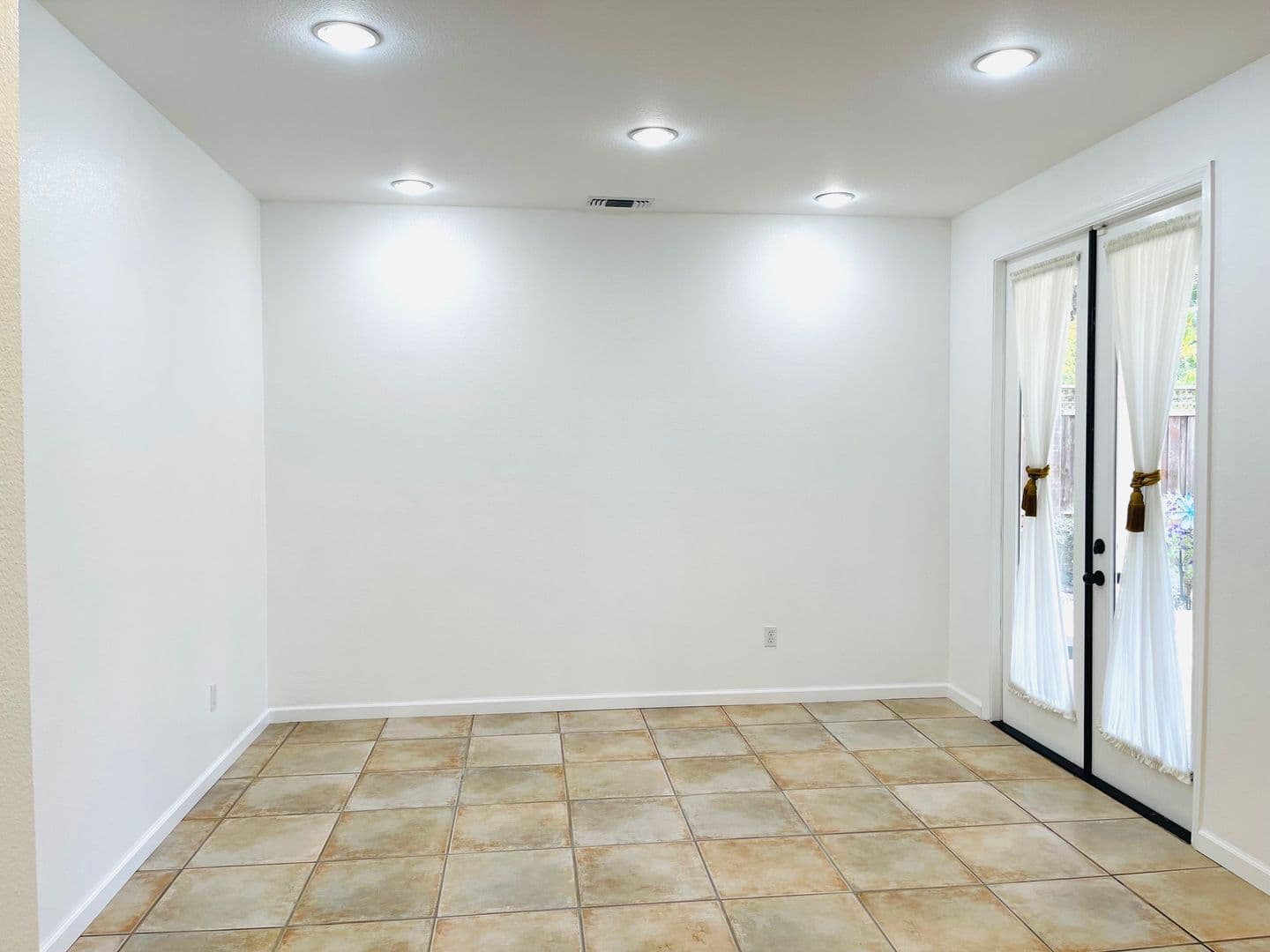 Vallejo House: 4285 Bromley Ct