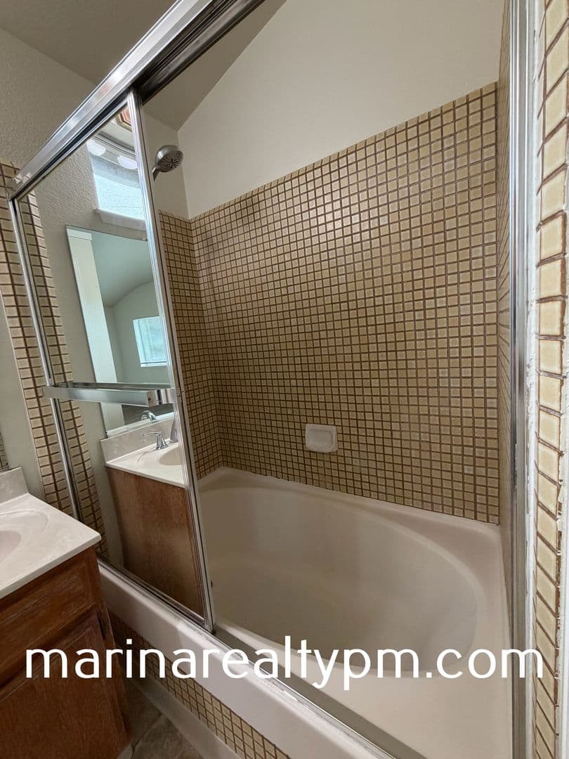 Vallejo House: 115 James River Rd