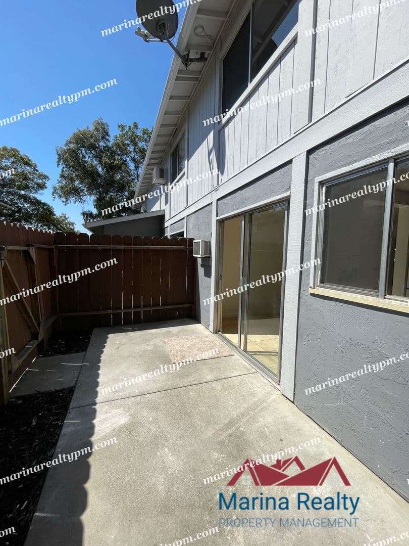 Fairfield Townhome: 211 Del Luz Ct