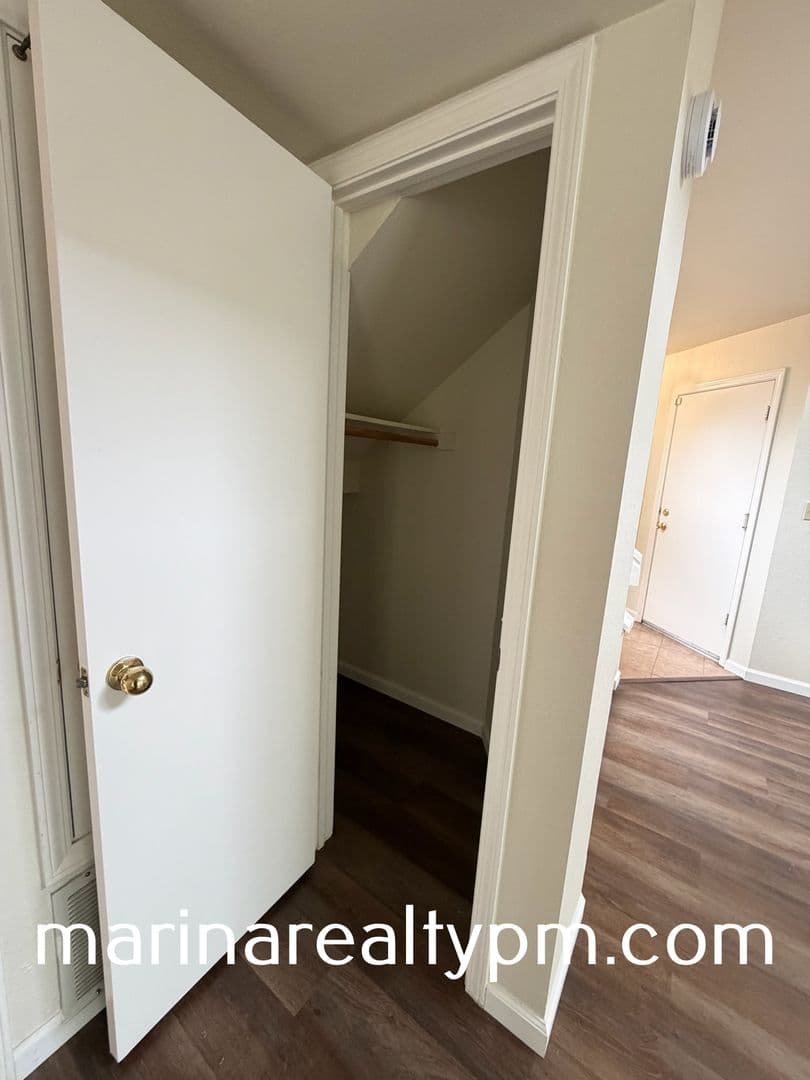 Vallejo House: 115 James River Rd