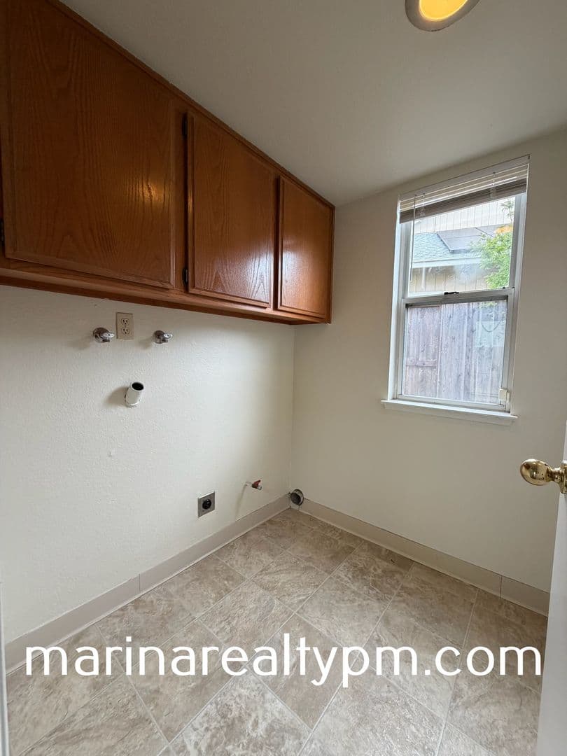 Vallejo House: 115 James River Rd