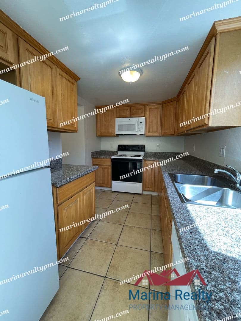 Fairfield Townhome: 211 Del Luz Ct