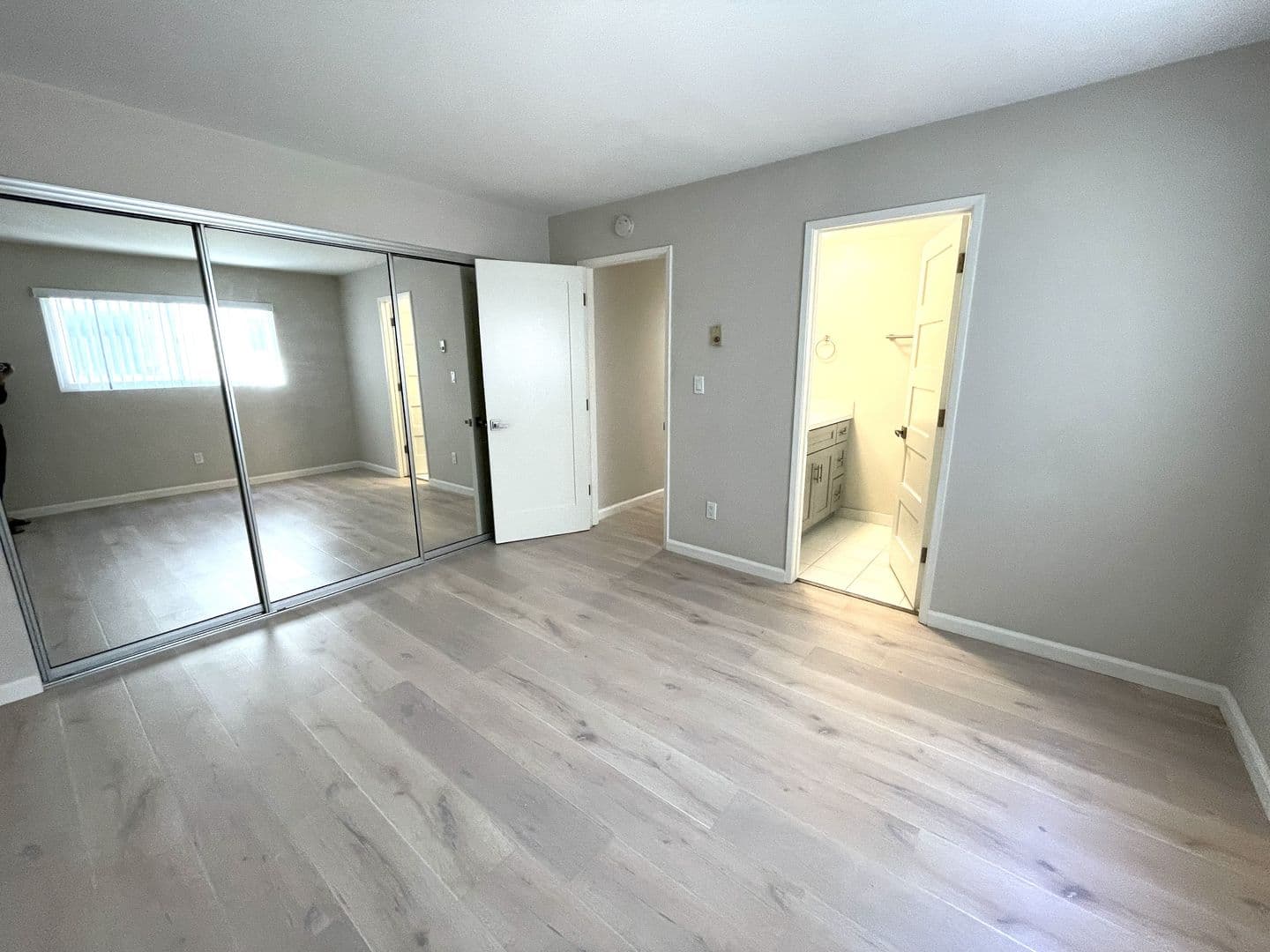Redondo Beach Apartment: 1209 Amethyst Street