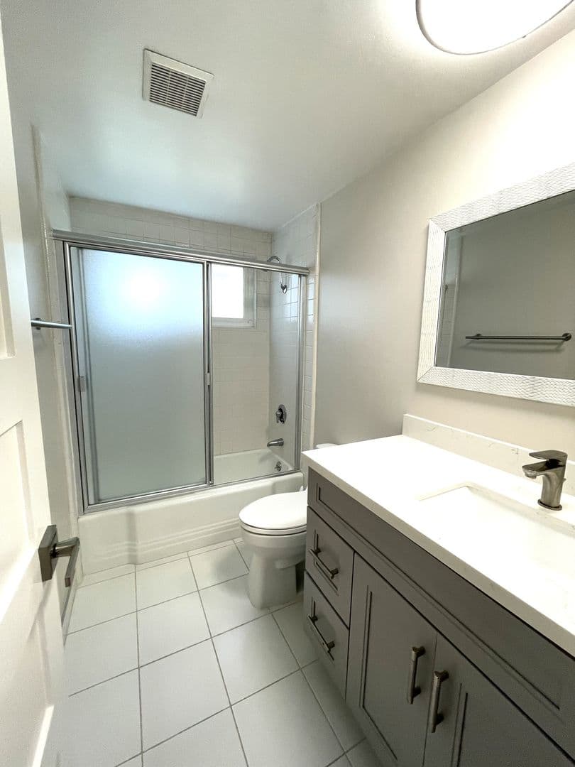 Redondo Beach Apartment: 1209 Amethyst Street