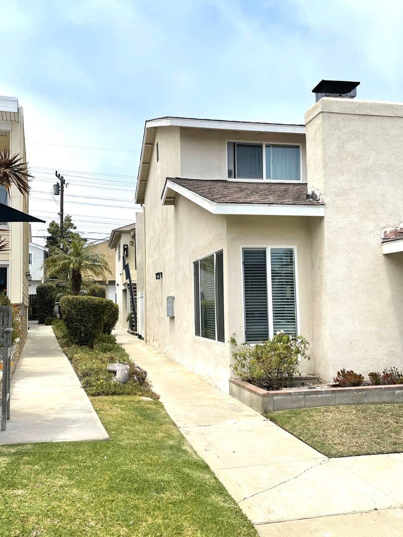 Redondo Beach Apartment: 1209 Amethyst Street