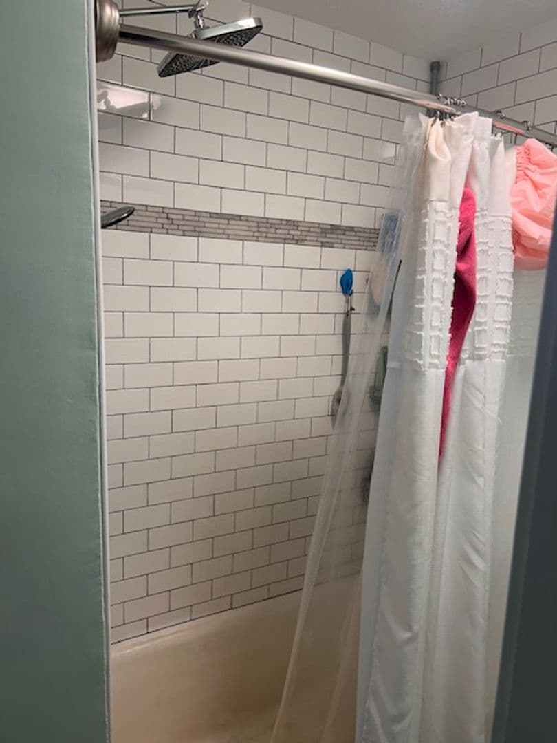Pittsburgh Apartment: 5533 Black St