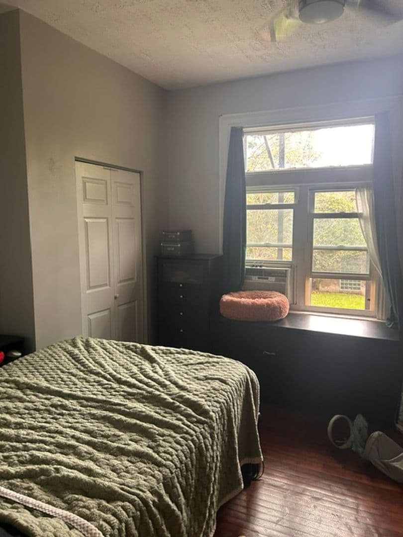 Pittsburgh Apartment: 5533 Black St
