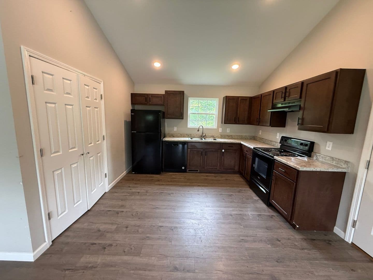 Labadie Townhome: 842 Lakeway Drive