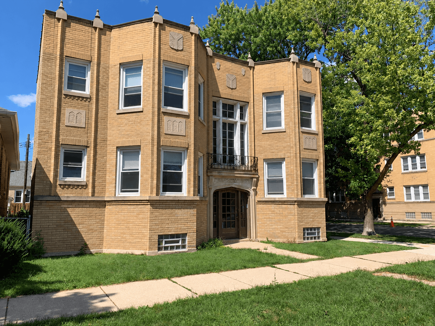 Chicago Apartment: 3422 N Lavergene