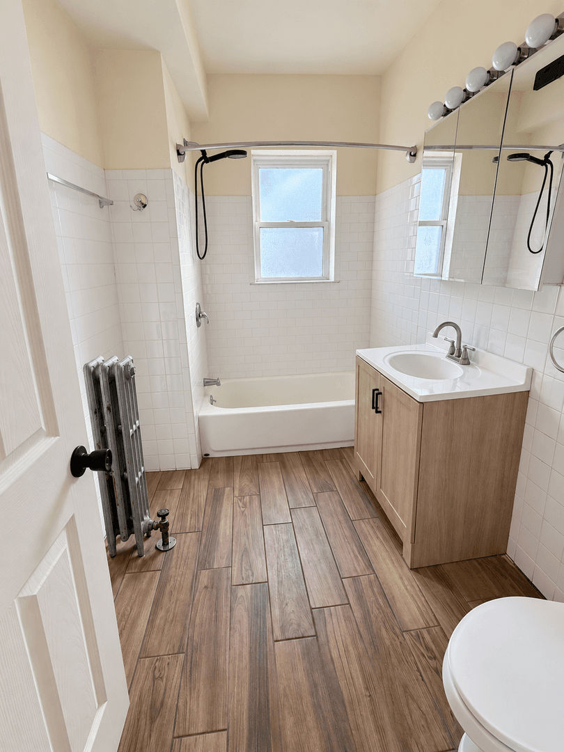 Chicago Apartment: 3422 N Lavergene
