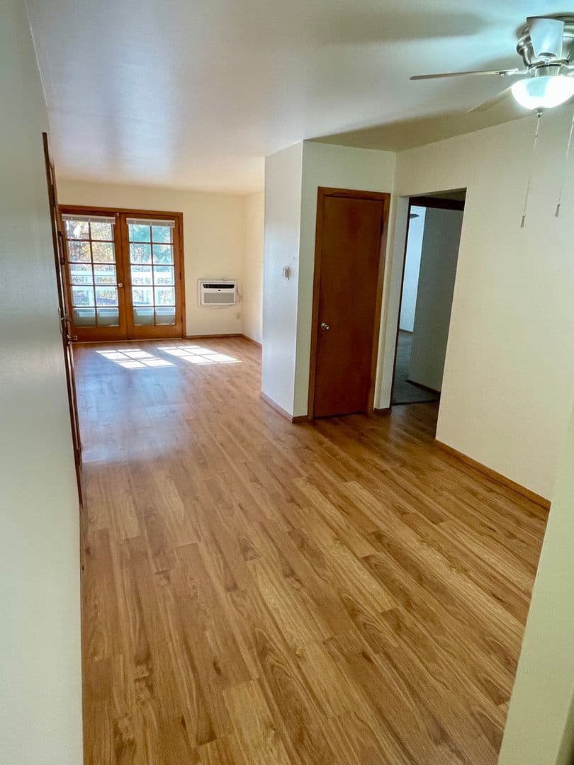West Bend Apartment: 501-505-509-511 Mulberry Dr E.