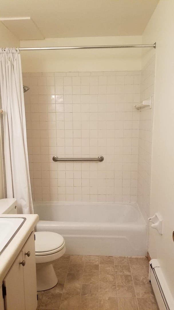 West Bend Apartment: 501-505-509-511 Mulberry Dr E.