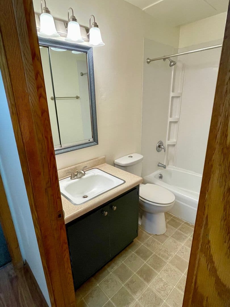 West Bend Apartment: 501-505-509-511 Mulberry Dr E.