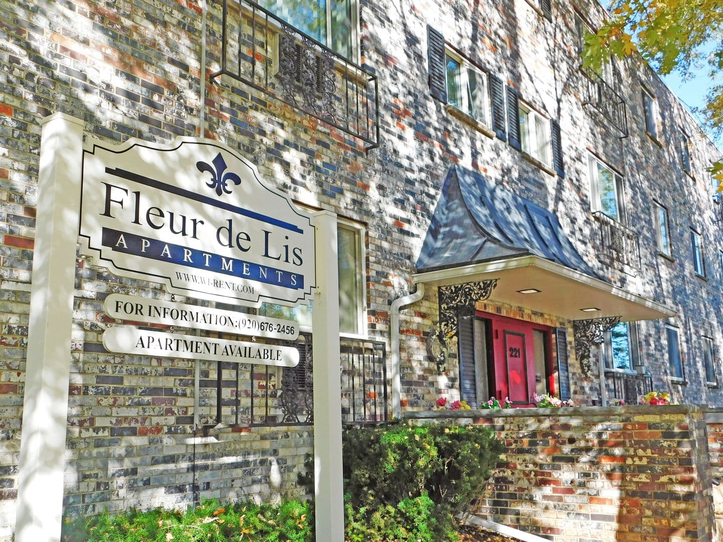 Neenah Apartment: 221 Sherry St.