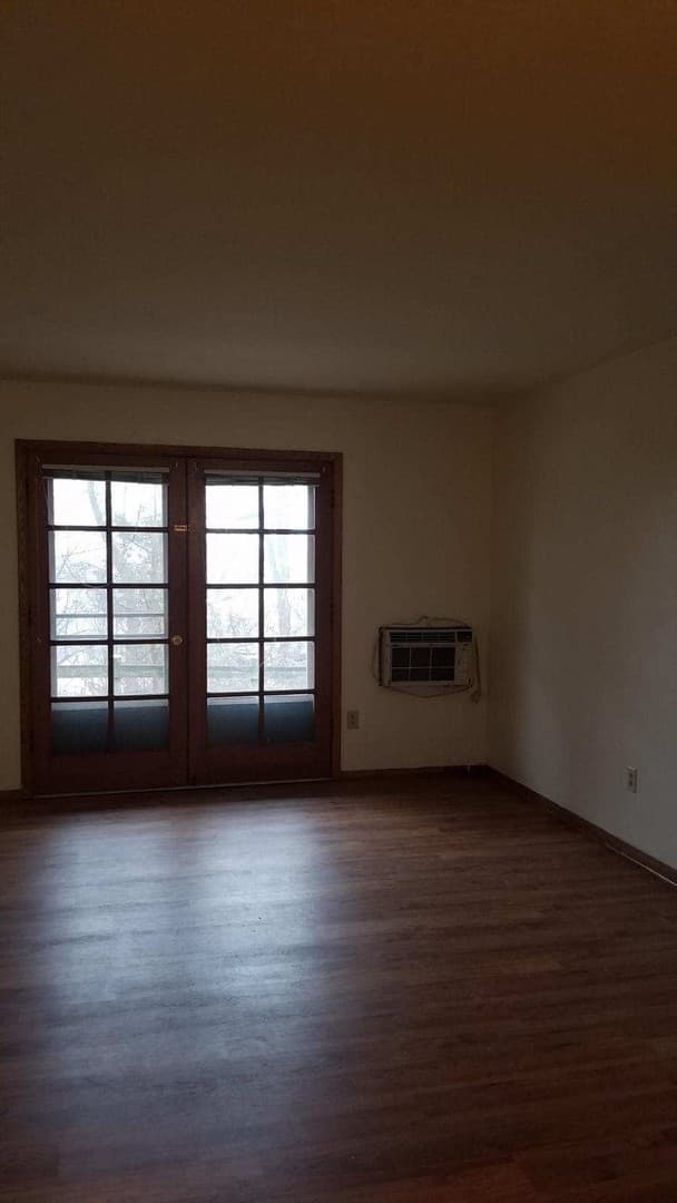 West Bend Apartment: 501-505-509-511 Mulberry Dr E.