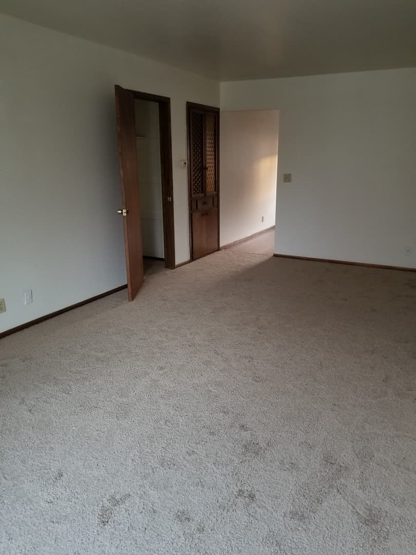 West Bend Apartment: 619 - 625 Imperial Ct