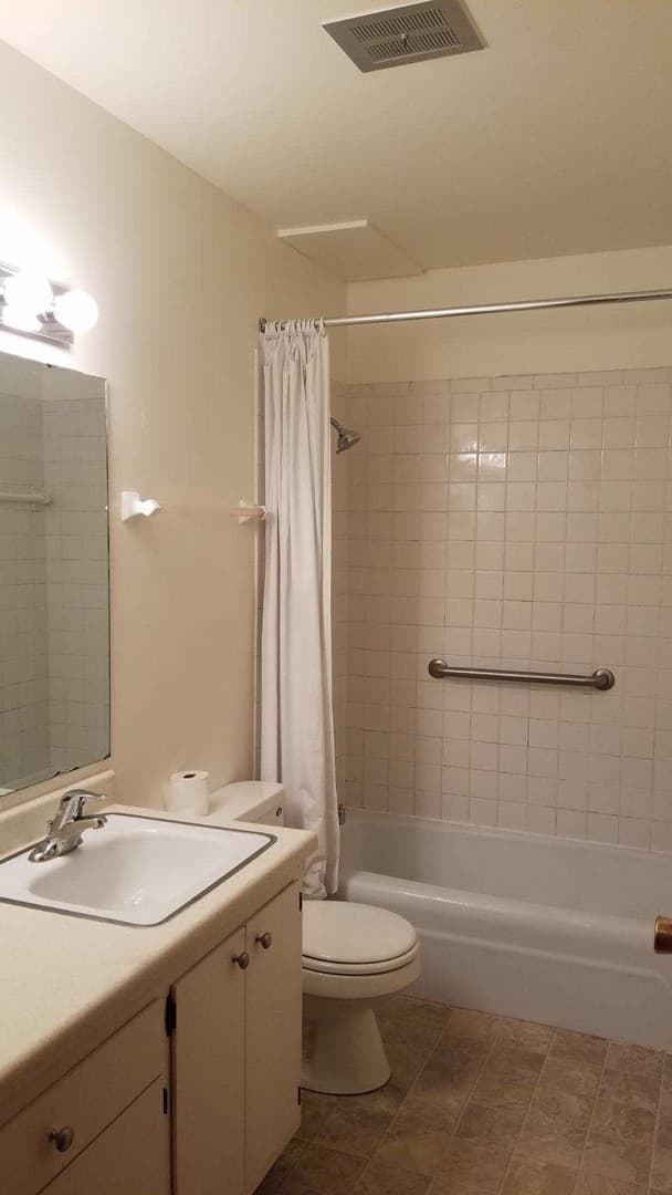 West Bend Apartment: 501-505-509-511 Mulberry Dr E.
