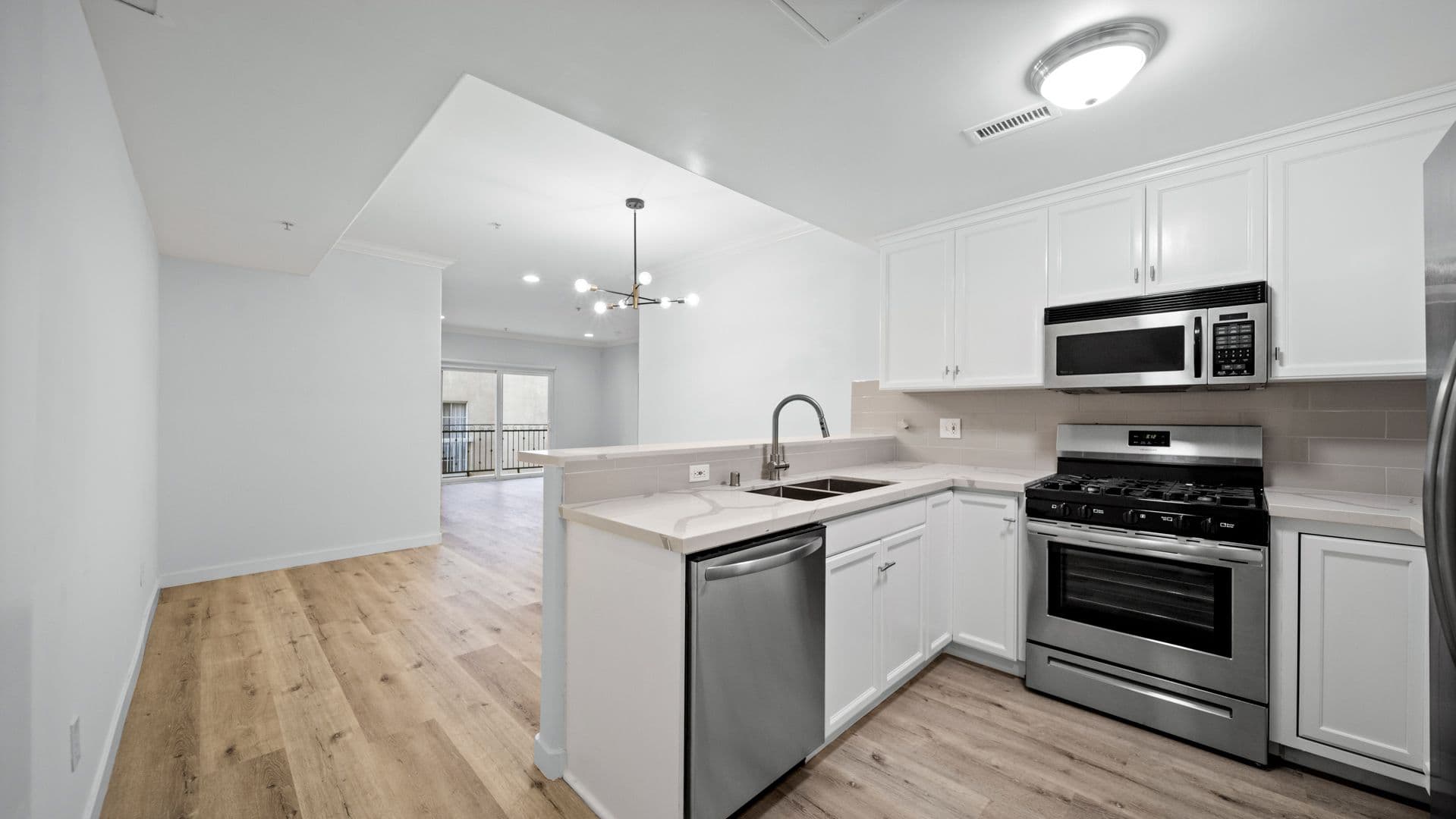 LOS ANGELES Apartment: 2335 S. BENTLEY AVE.
