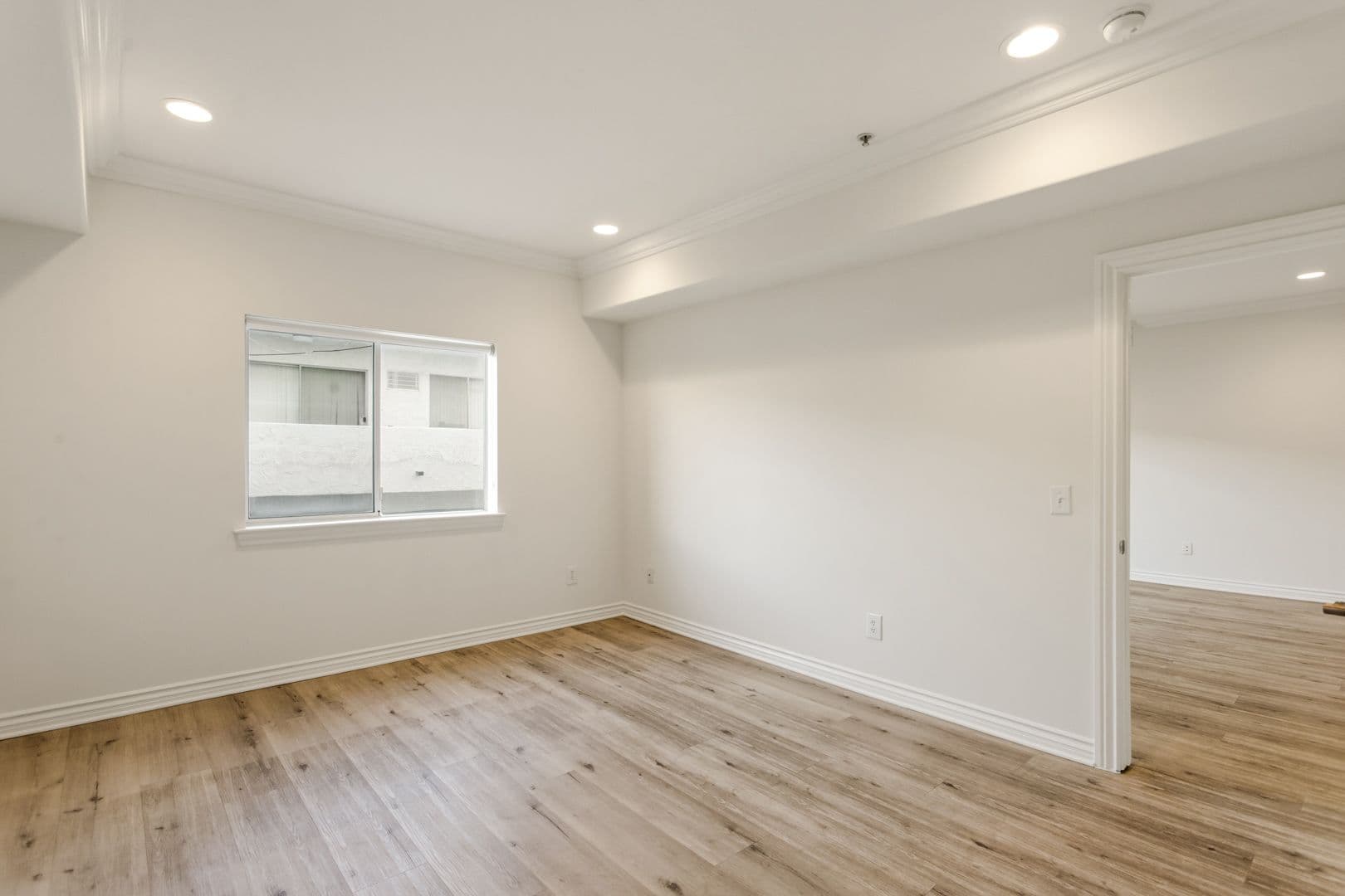 LOS ANGELES Apartment: 3328 OAKHURST AVE.