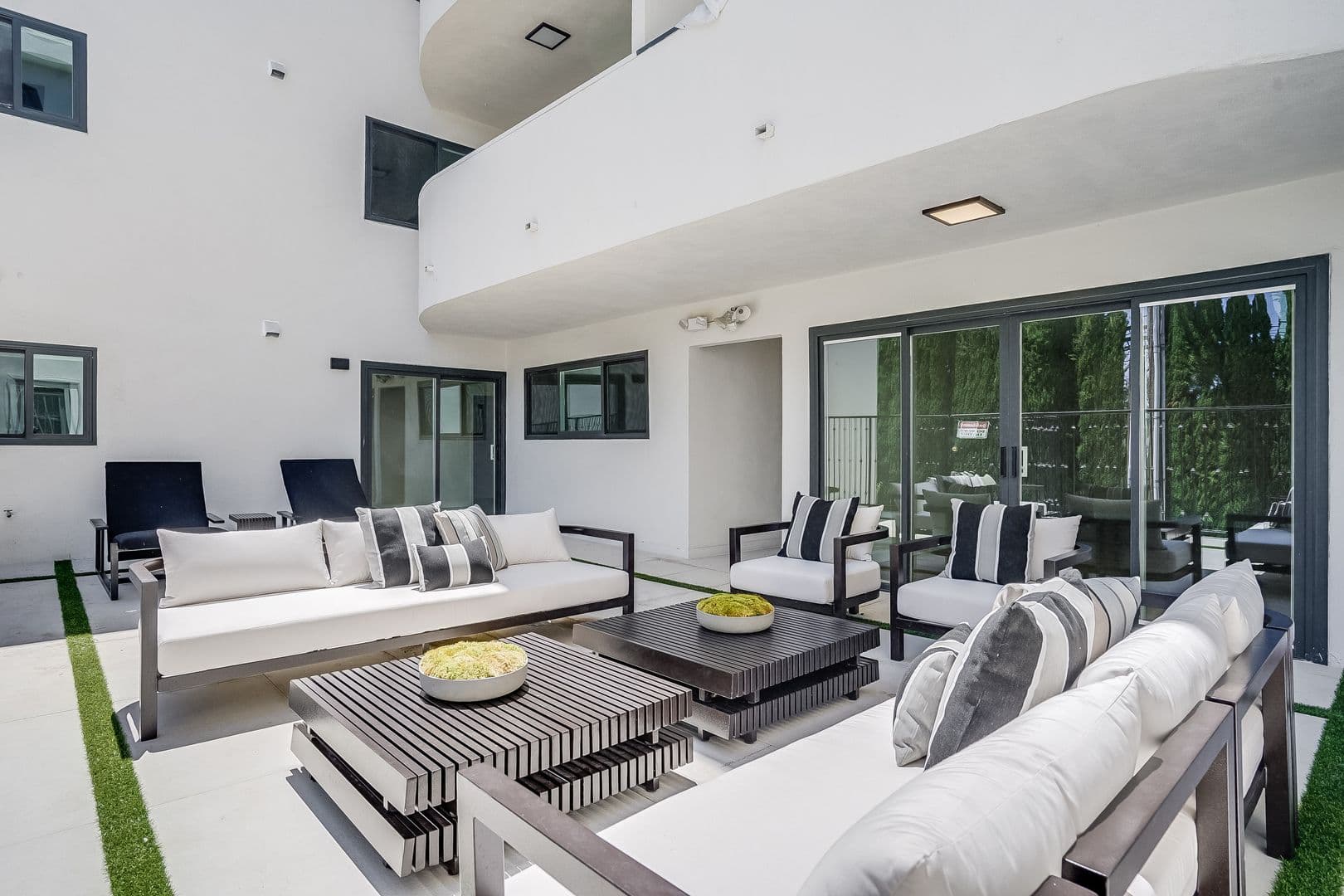 LOS ANGELES Apartment: 1470 S. REXFORD DRIVE