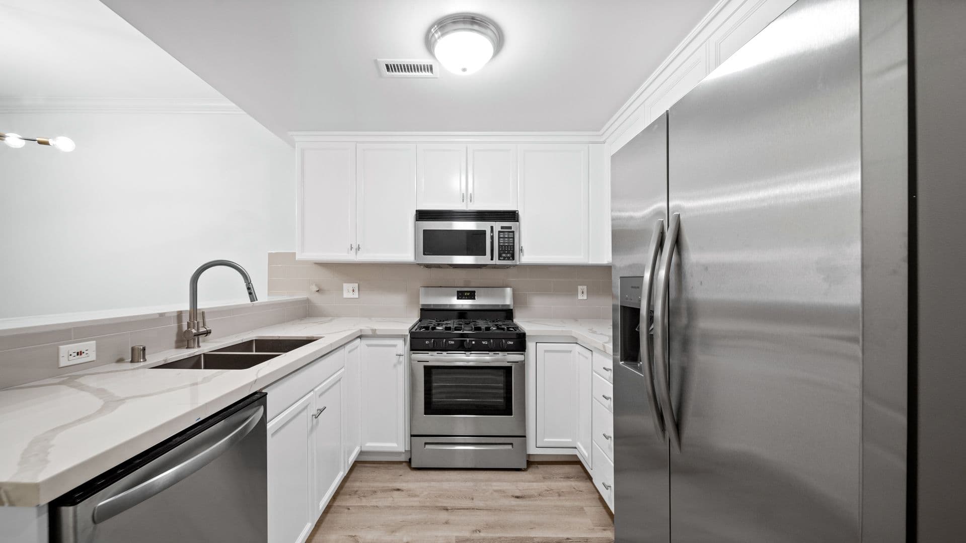 LOS ANGELES Apartment: 2335 S. BENTLEY AVE.