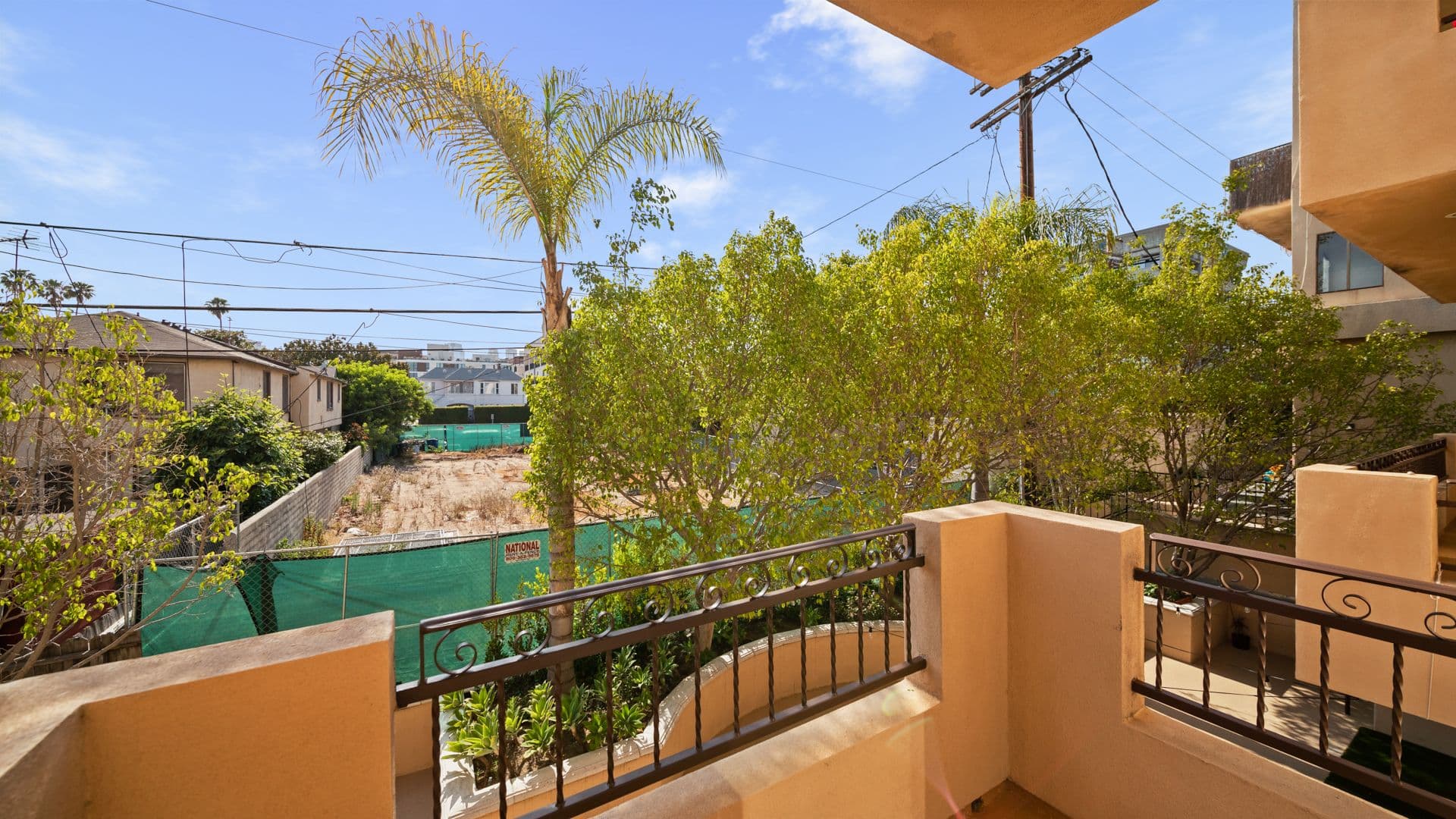 LOS ANGELES Apartment: 9401 ALCOTT ST.
