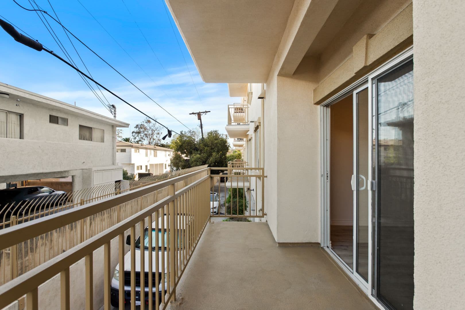 LOS ANGELES Apartment: 3328 OAKHURST AVE.