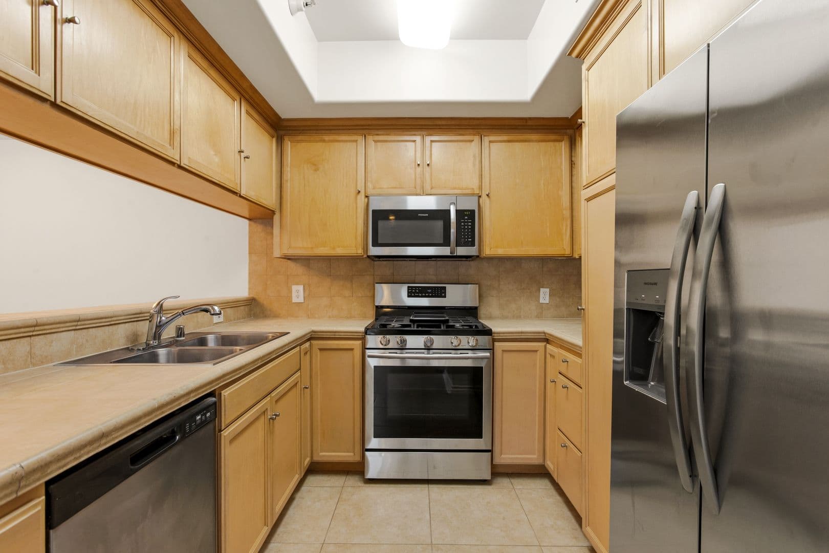 LOS ANGELES Apartment: 3328 OAKHURST AVE.
