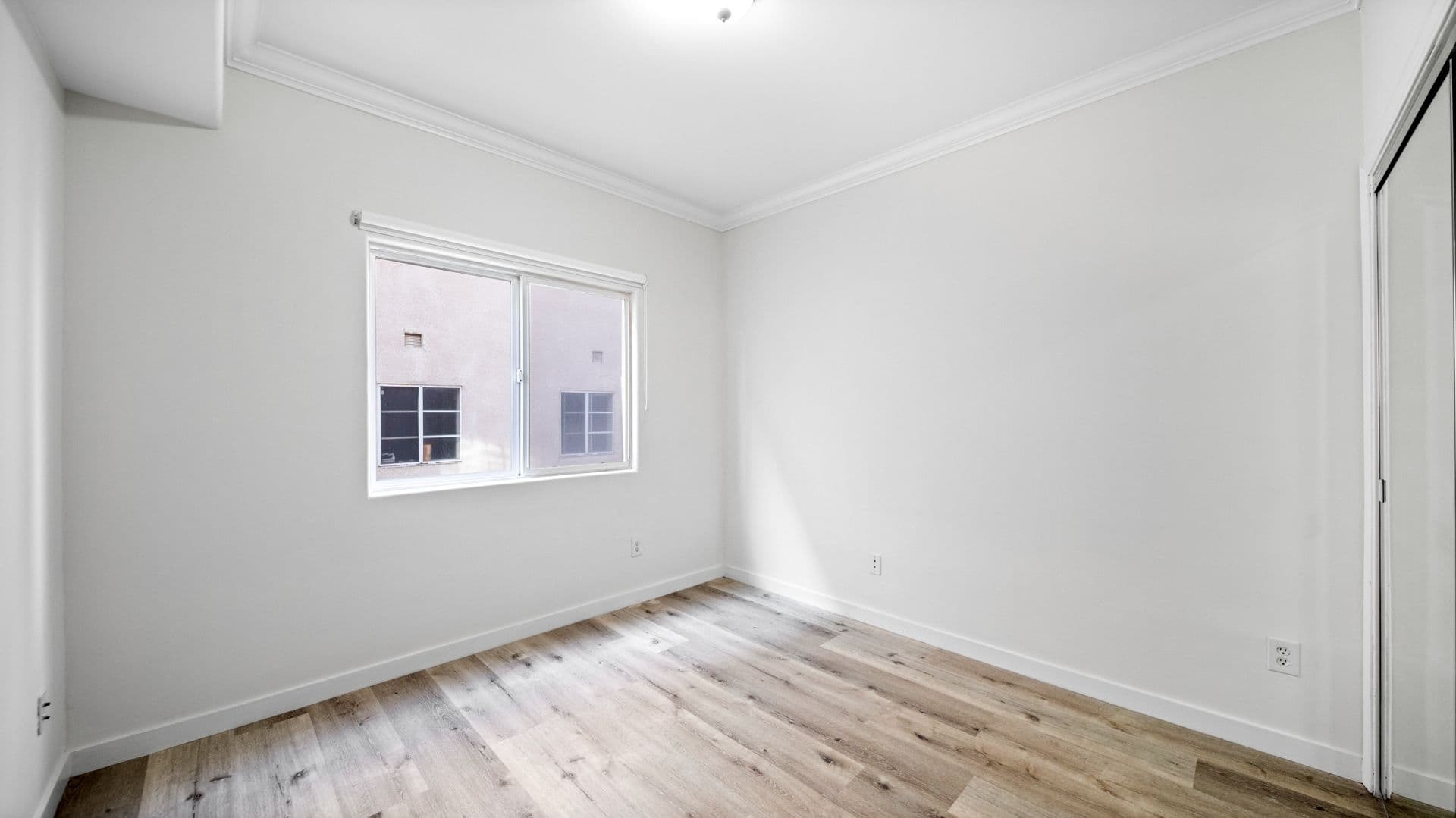 LOS ANGELES Apartment: 2335 S. BENTLEY AVE.