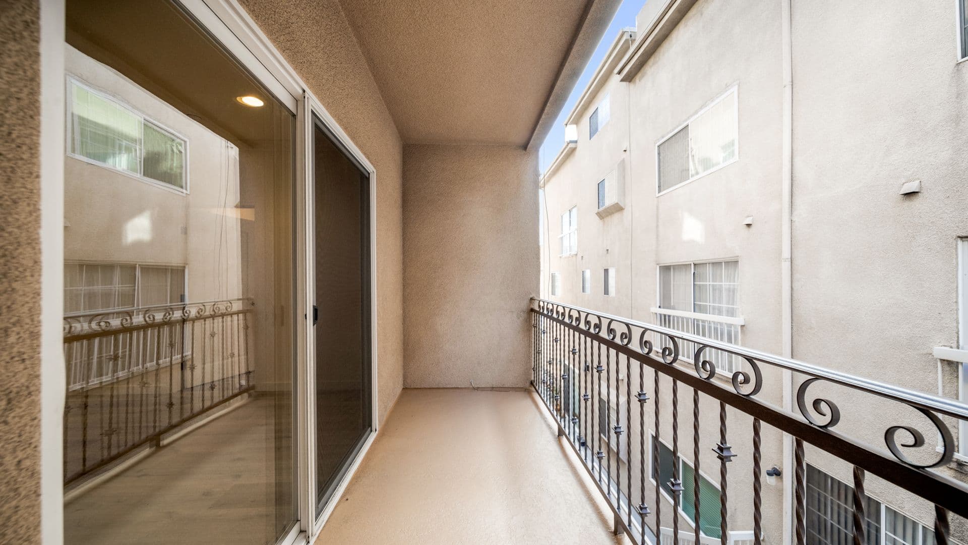 LOS ANGELES Apartment: 2335 S. BENTLEY AVE.