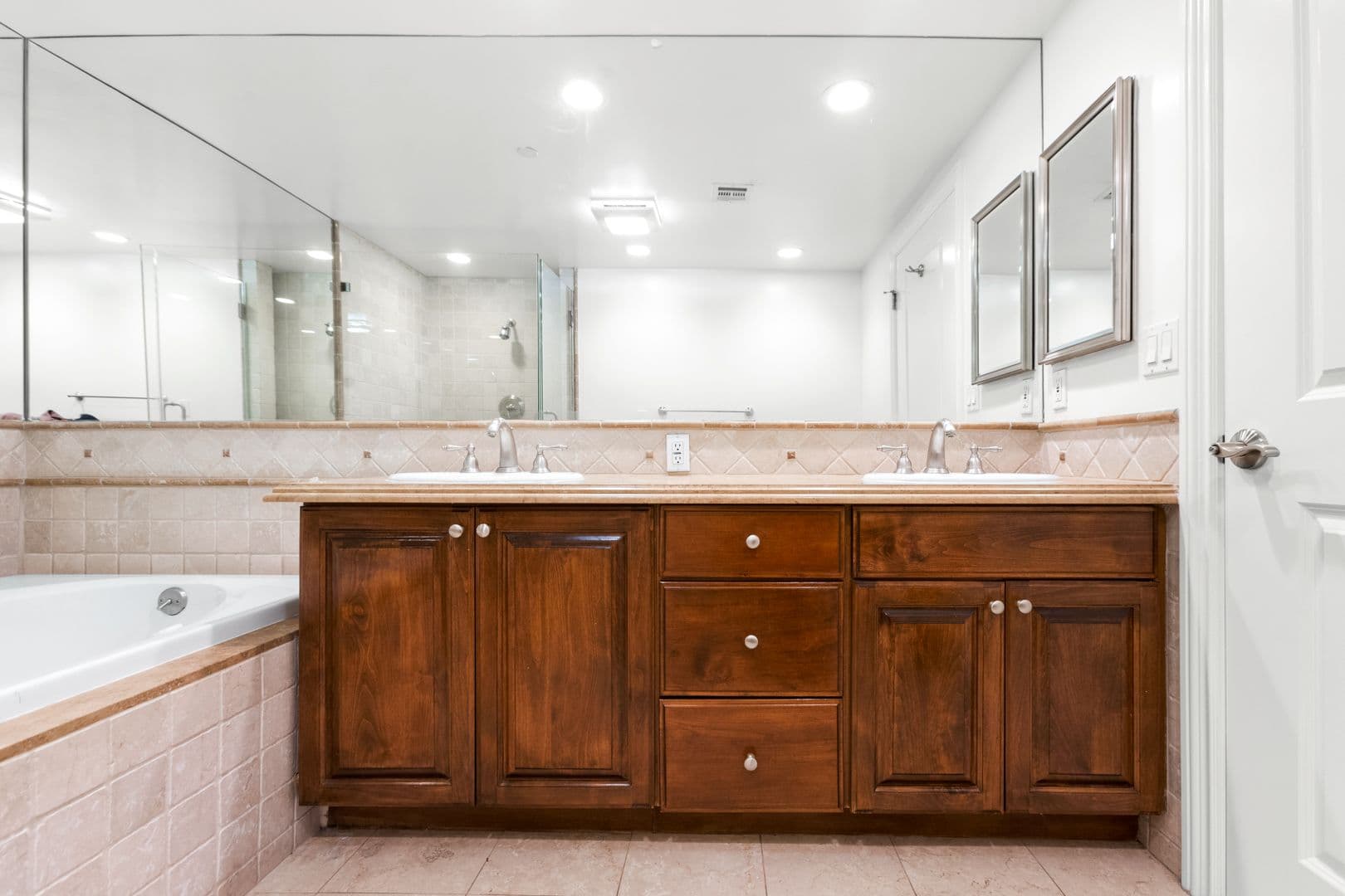 LOS ANGELES Apartment: 8610 CHALMERS DRIVE
