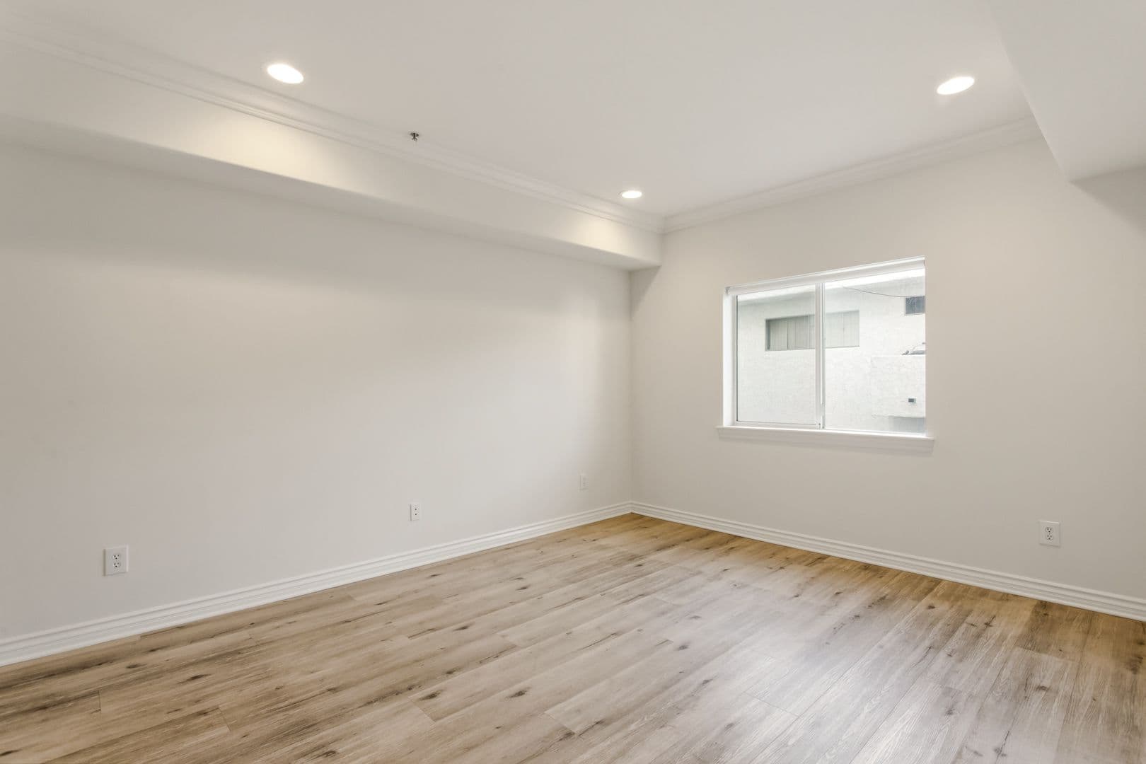 LOS ANGELES Apartment: 3328 OAKHURST AVE.