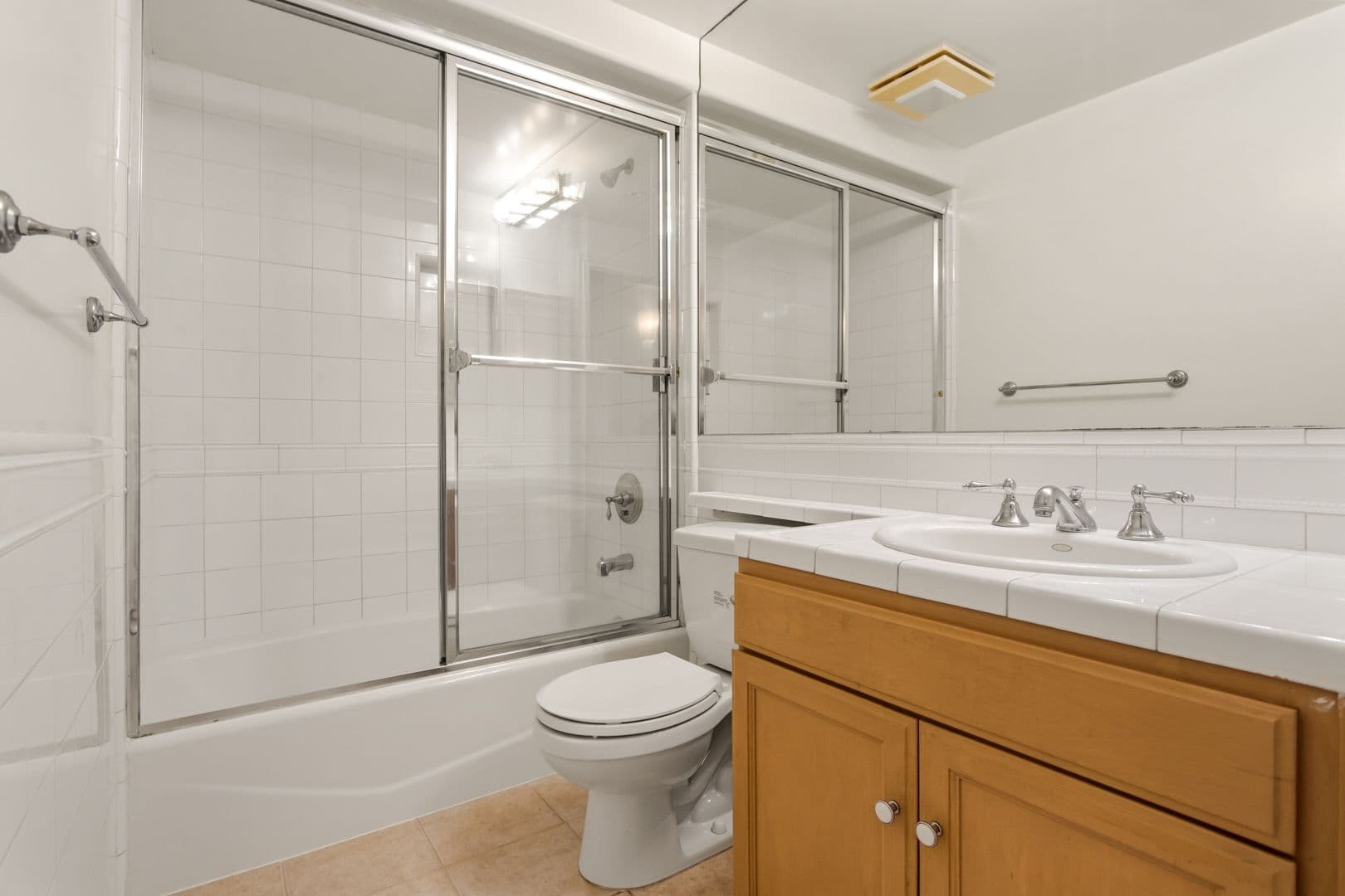 LOS ANGELES Apartment: 3328 OAKHURST AVE.
