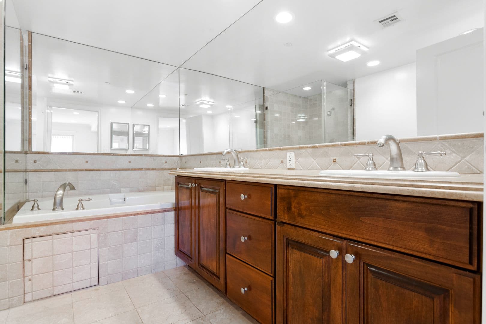 LOS ANGELES Apartment: 8610 CHALMERS DRIVE