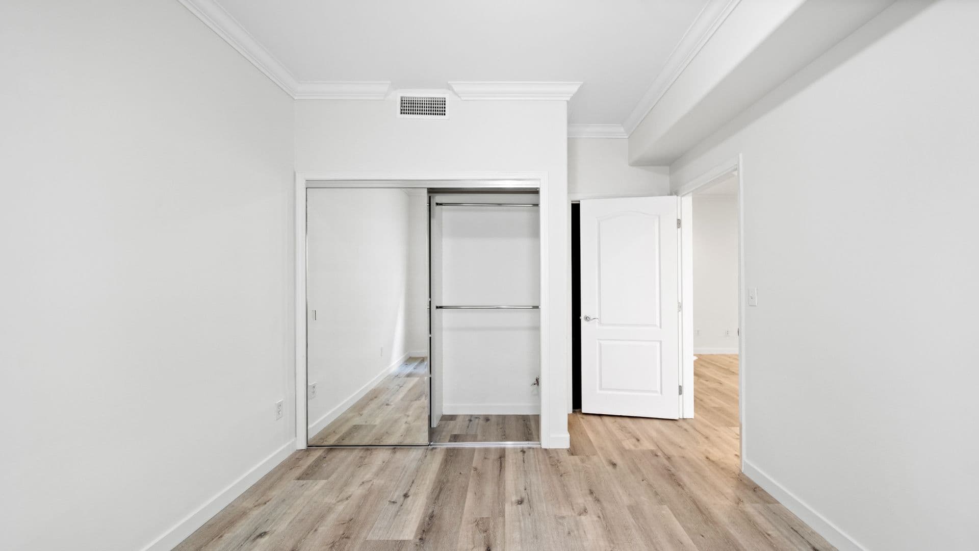 LOS ANGELES Apartment: 2335 S. BENTLEY AVE.
