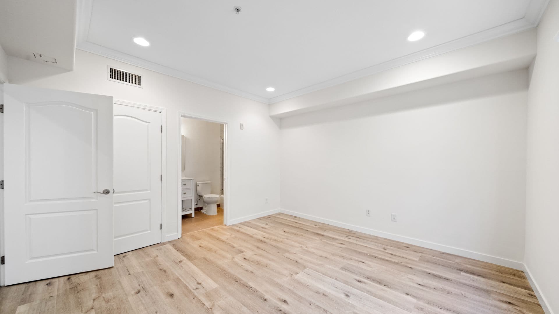 LOS ANGELES Apartment: 2335 S. BENTLEY AVE.