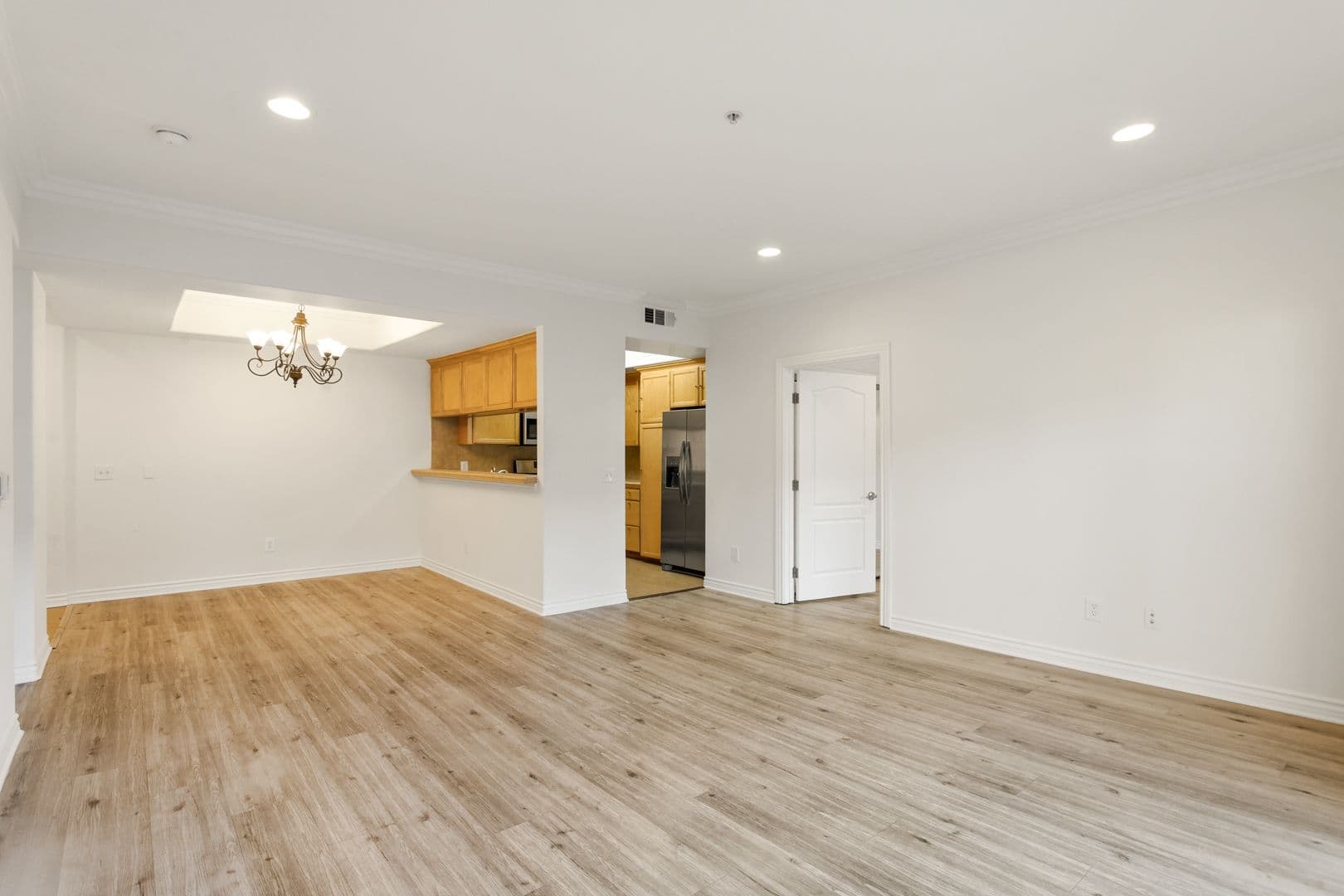 LOS ANGELES Apartment: 3328 OAKHURST AVE.
