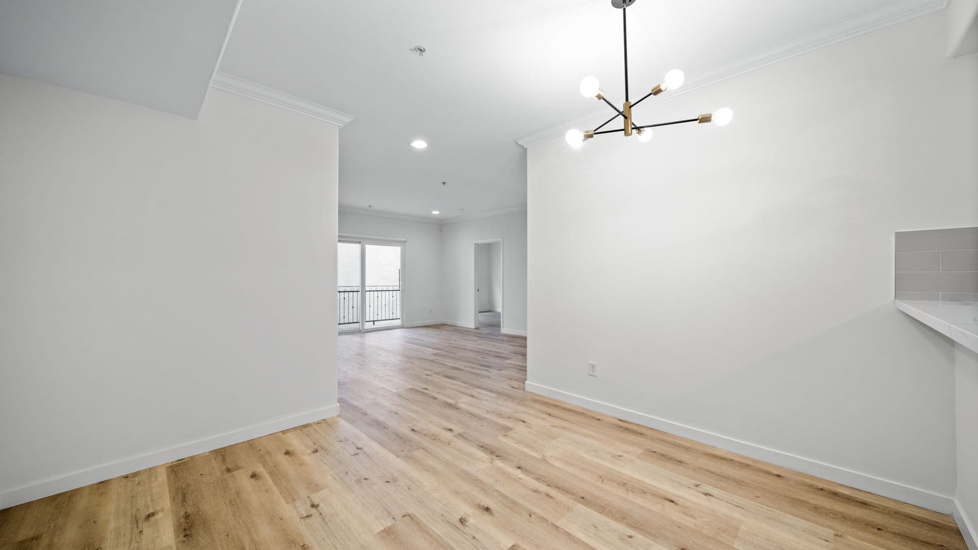 LOS ANGELES Apartment: 2335 S. BENTLEY AVE.