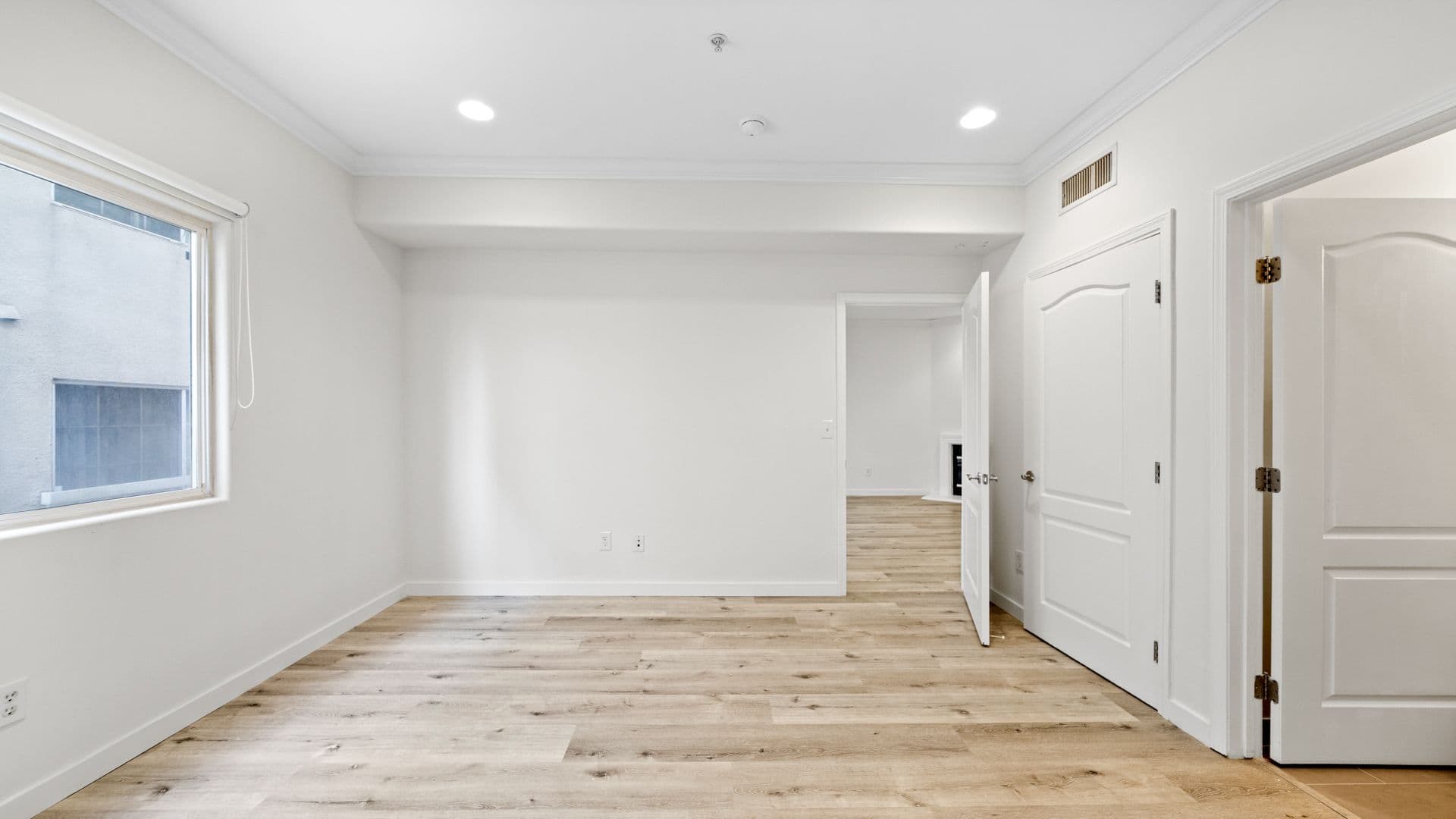 LOS ANGELES Apartment: 2335 S. BENTLEY AVE.