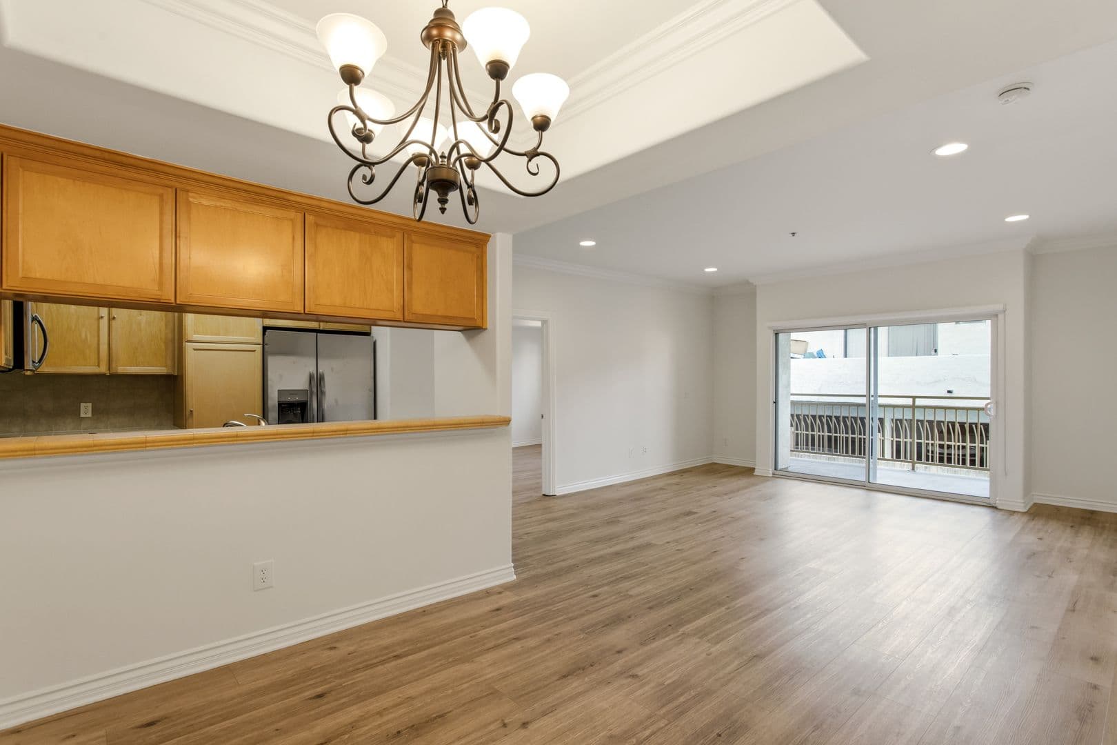 LOS ANGELES Apartment: 3328 OAKHURST AVE.
