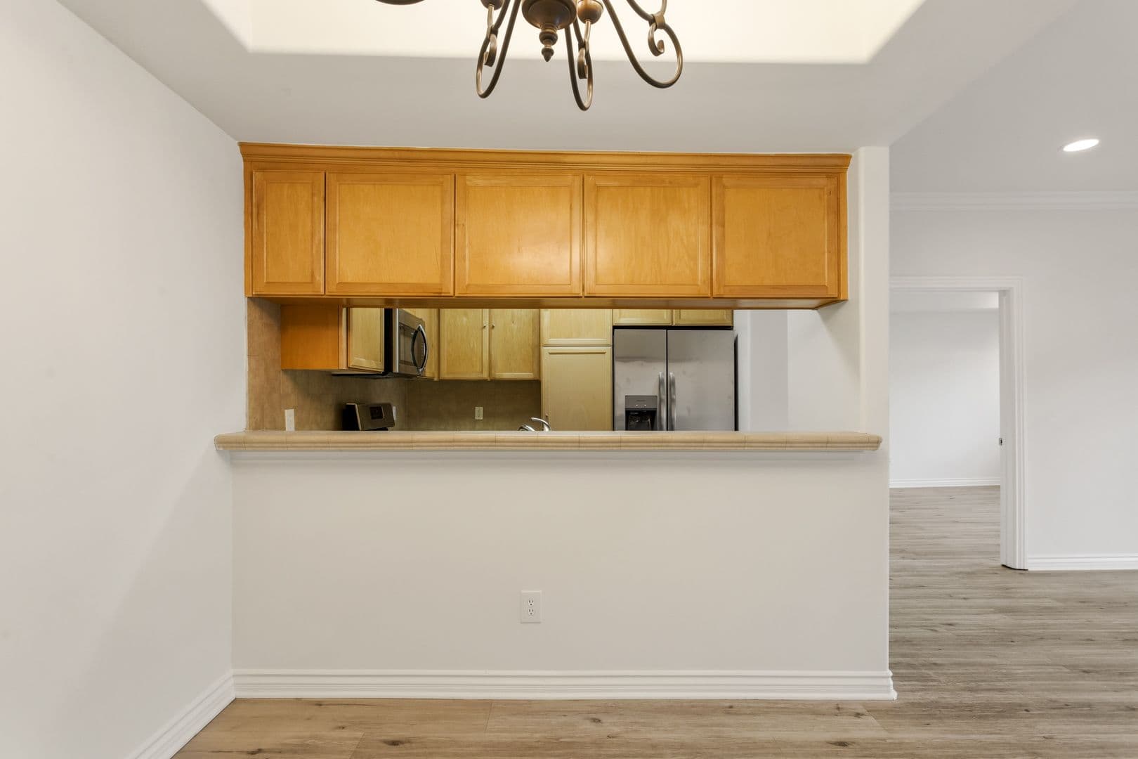 LOS ANGELES Apartment: 3328 OAKHURST AVE.