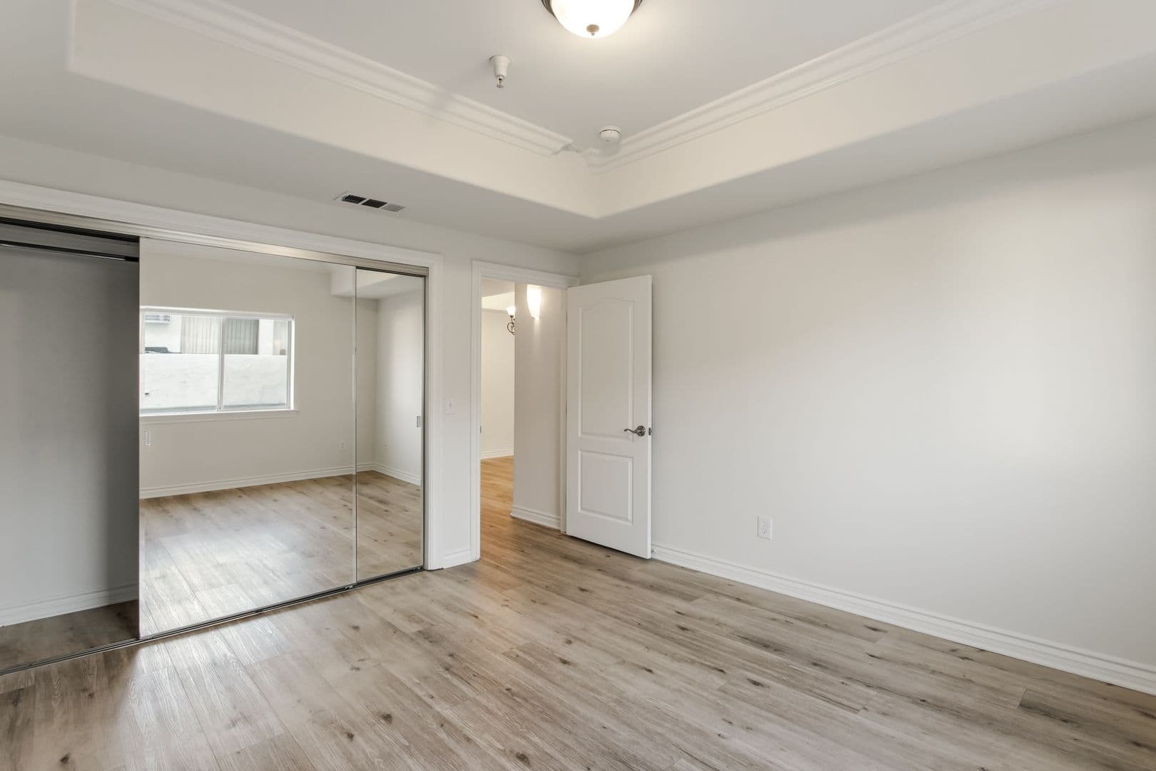 LOS ANGELES Apartment: 3328 OAKHURST AVE.